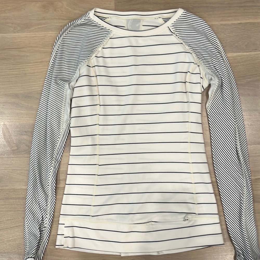 Women’s lululemon long sleeve shirt size 6